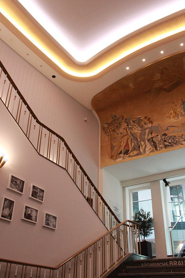Geschwungene Formen in Decken und Sofitten, sowie Wandverkleidungen, Cafe Prag Treppenhaus, Dresden