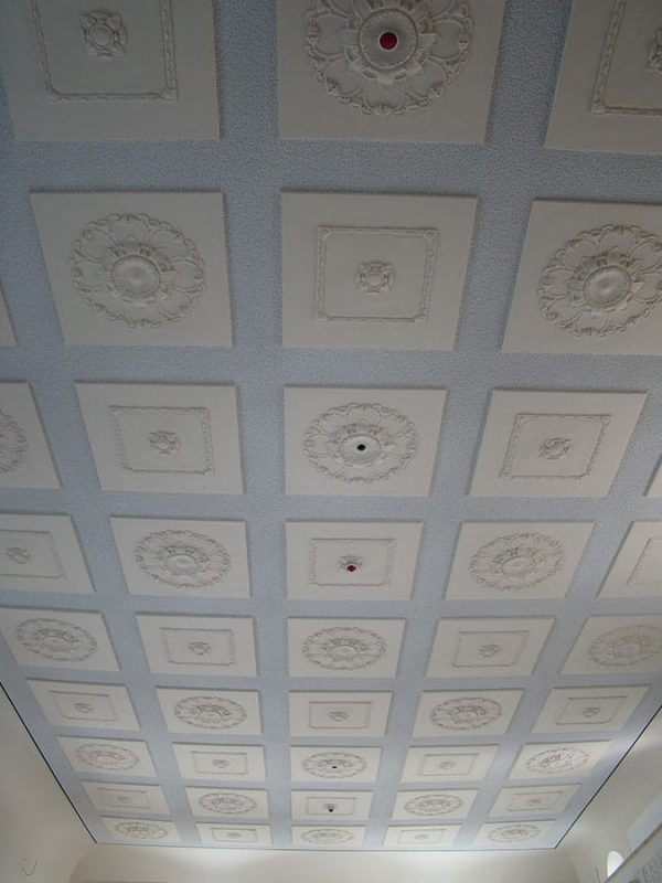 Große Rabitzdecke mit Ornamentspiegeln und Akustikputzbeschichtung im Kreistagssaal des Schloß Sonnenstein, Pirna