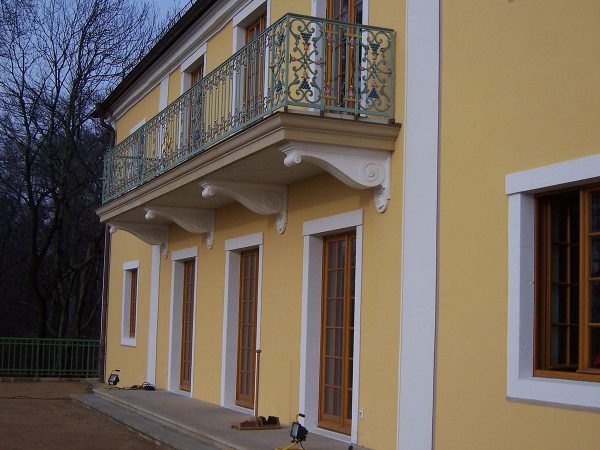 Balkonkonsolen aus Stuckmörtel nach Vorbild von M. Zehrfeld am ehemaligen Winzerhaus J. M. Dinglingers, Elbhang Dresden