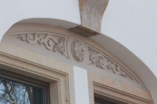 Fensterbekrönung ornamentiert als Abformung, Dresden