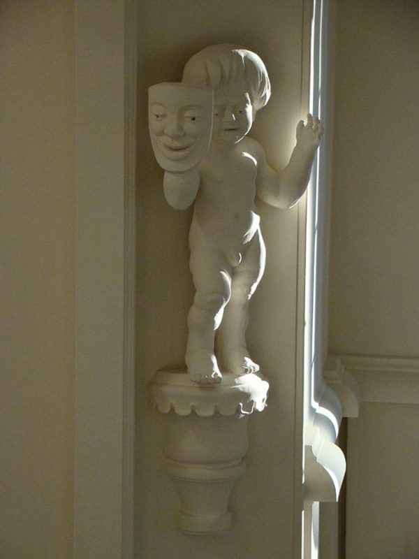 Themenplatzierung in Räumen und an Fassaden - hier: Figur griechisches Theater mit Sockel