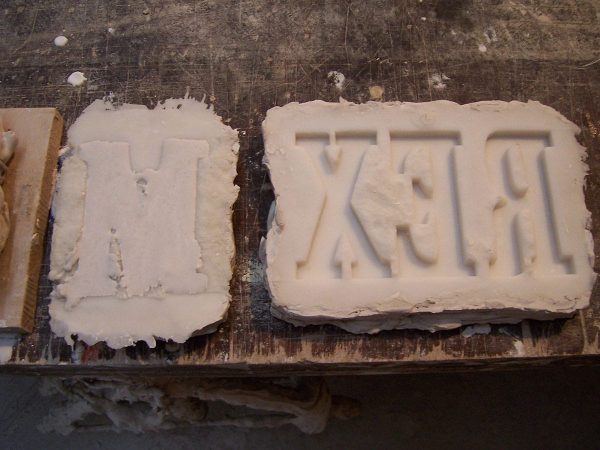 Abdrücke von Schriftelementen