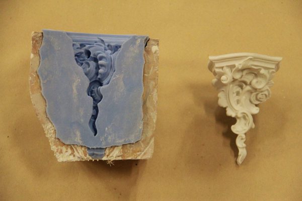 Form einer kleinen barocken Konsole