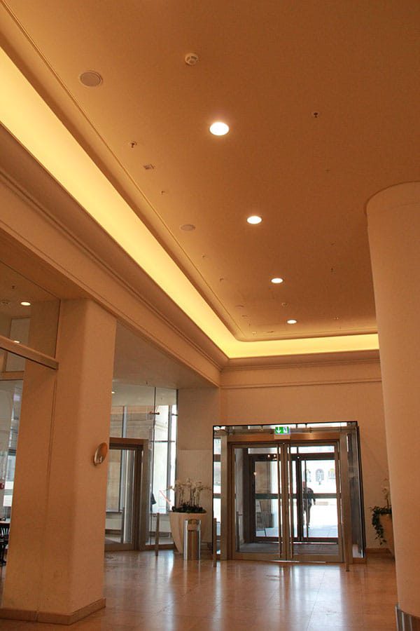 Gesimse und Sofitten als Elemente bei indirekter Beleuchtung, Altmarktgalerie Dresden