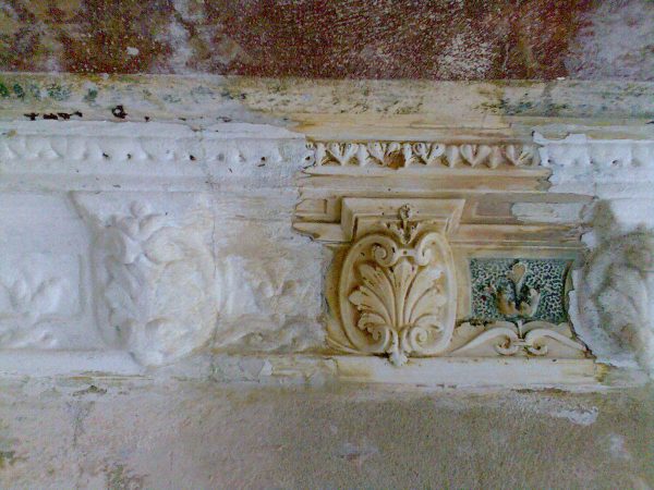 Freilegung von dicken Farbschichten mit oft erstaunlichem Ergebnis, Gründerzeithäuser Dresden