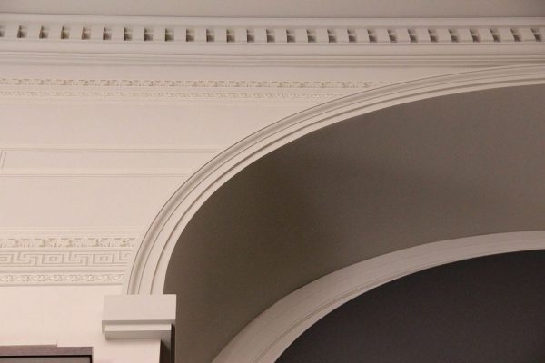 Fensterbogen mit Kämpfer, darüber Zahnstabprofil und restaurierte Schablonenmalerei, Seitenkabinette der Gemäldegalerie Alte Meister, Zwinger Dresden