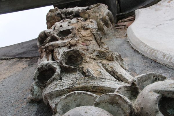 Stark verwitterte Fragmente eines Blumengehänges, Meissen